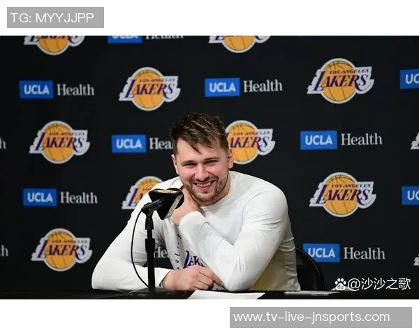 小里与东契奇的默契搭档雷迪克谈勒布朗缺阵的影响与应对策略 小里与东契奇的默契搭档雷迪克谈勒布朗缺阵的影响与应对策略