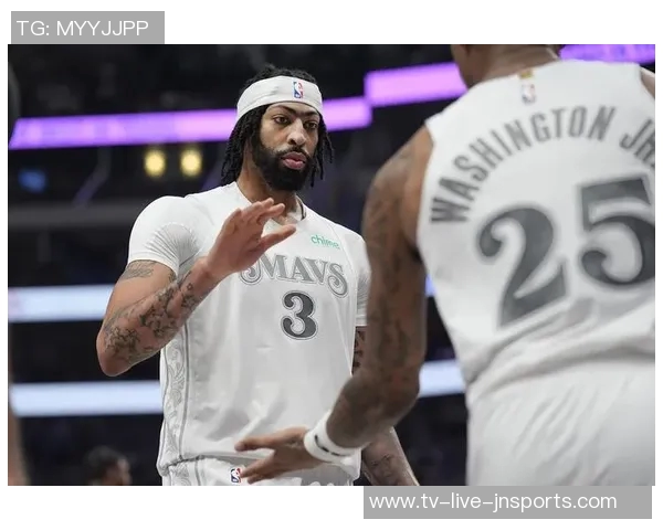 独行侠训练照曝光弗拉格与安东尼戴维斯激烈对抗展现竞争精神 独行侠训练照曝光弗拉格与安东尼戴维斯激烈对抗展现竞争精神