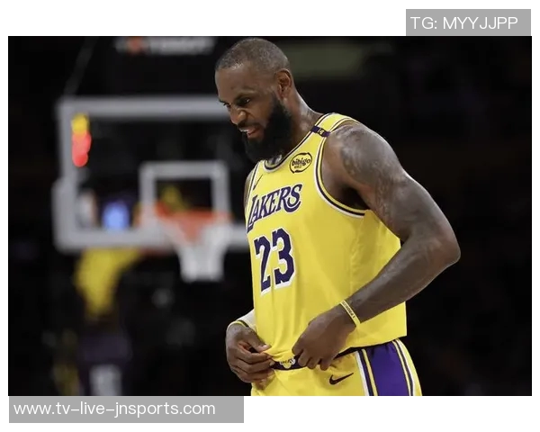 詹姆斯明年或降薪签短约争冠退役传闻不攻自破 詹姆斯明年或降薪签短约争冠退役传闻不攻自破