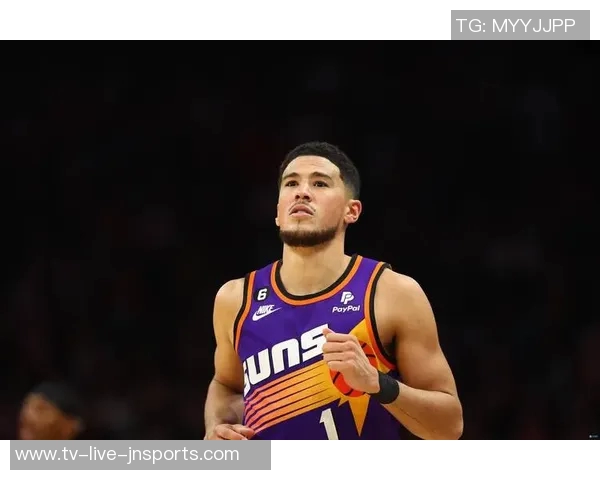 布克半场表现出色10投6中斩获15分并罚球全中助力球队稳定火力 布克半场表现出色10投6中斩获15分并罚球全中助力球队稳定火力