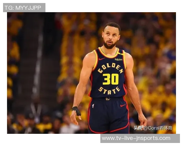 库里半场表现亮眼砍下15分5板4助助力球队取得领先