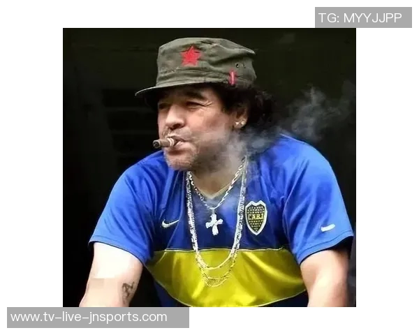 梅西课间专注踢球不理铃声老师提醒他马拉多纳独一无二